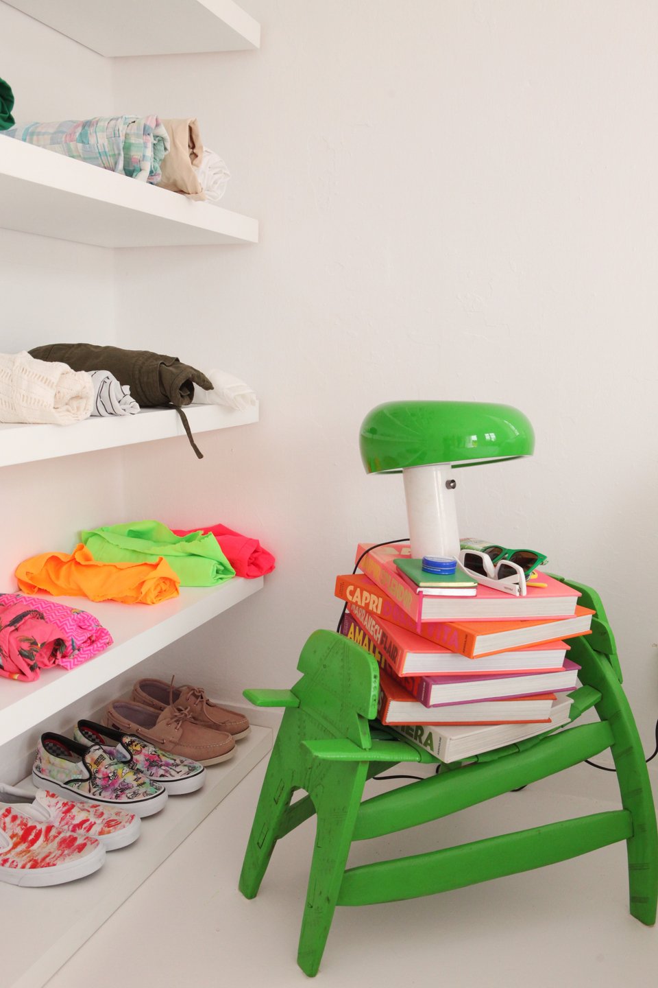 Αυτοσχέδιο κομοδίνο γεμάτο στυλ / Φωτογραφία: Courtesy of George Carabellas