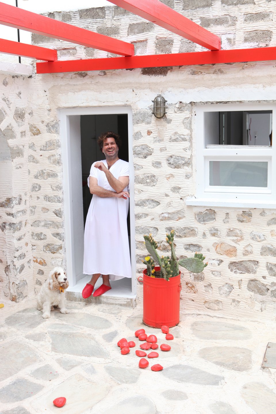 Ο Γιώργος Καράμπελλας με τον σκύλο του Θησέα / Φωτογραφία: Courtesy of George Carabellas