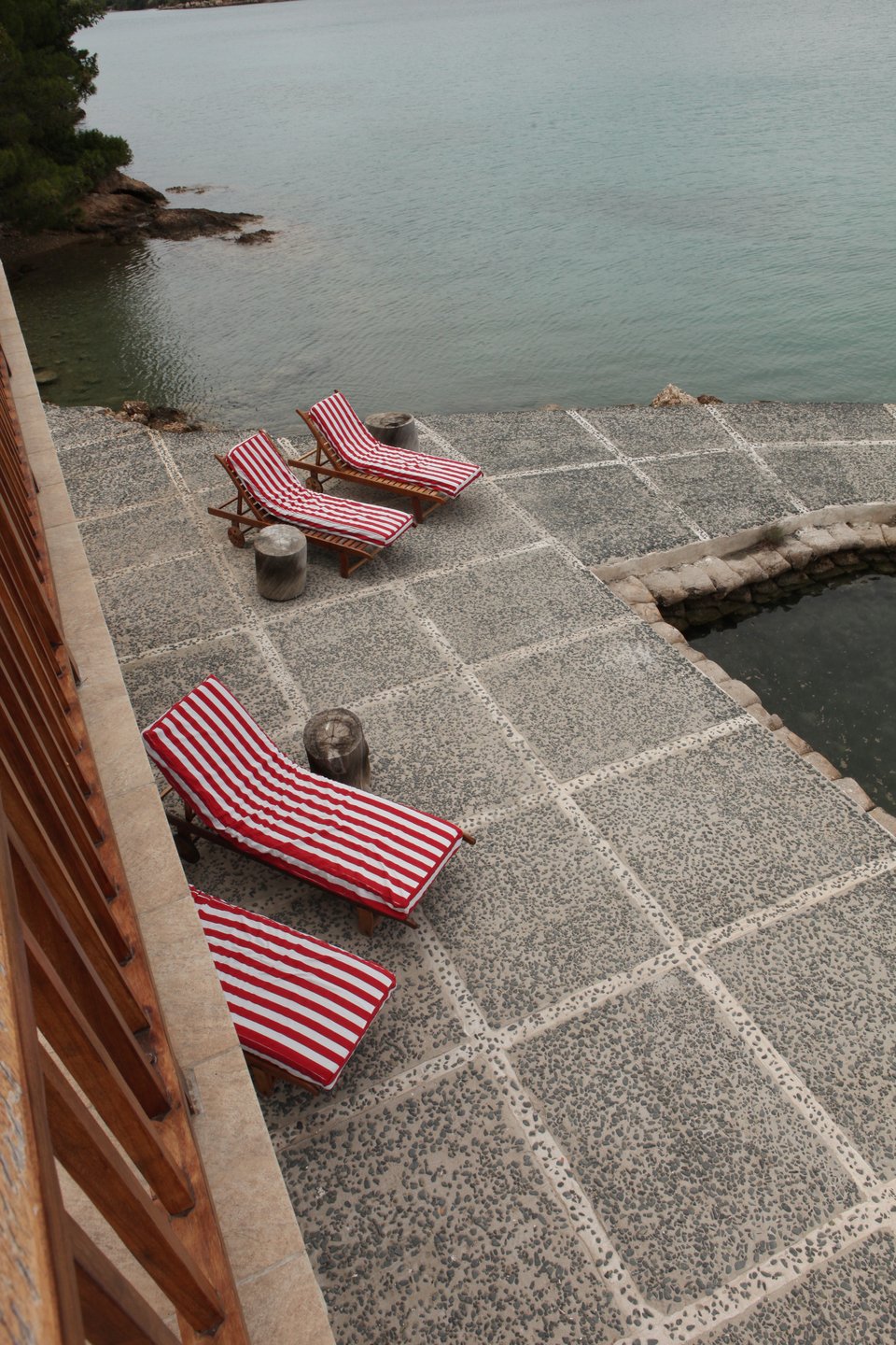 Οι κοσμοπολίτικες ριγέ σεζλόνγκ στον μόλο / Φωτογραφία: Courtesy of George Carabellas