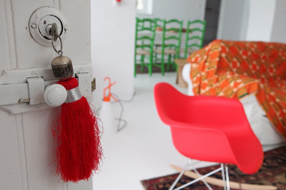 Οι λεπτομέρειες μετράνε: κόκκινη φούντα στα κλειδιά / Φωτογραφία: Courtesy of George Carabellas