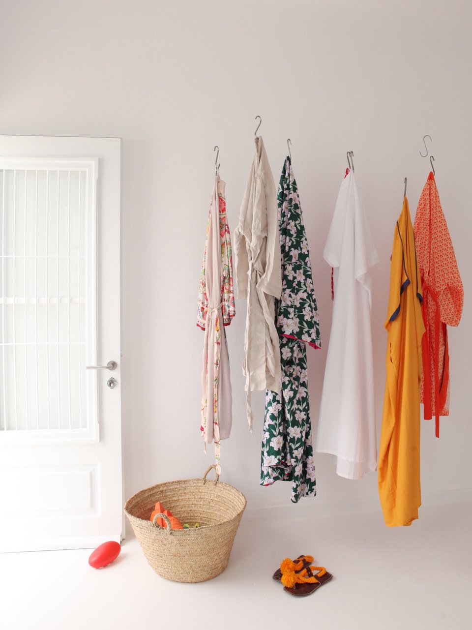 Τα ρούχα κρέμονται με στυλ από την οροφή σαν γλυπτά / Φωτογραφία: Courtesy of George Carabellas