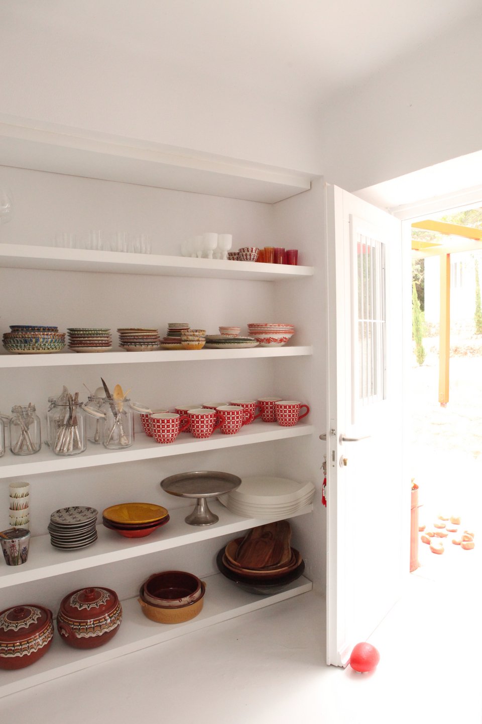 Τα ανοιχτά ράφια της κουζίνας / Φωτογραφία: Courtesy of George Carabellas