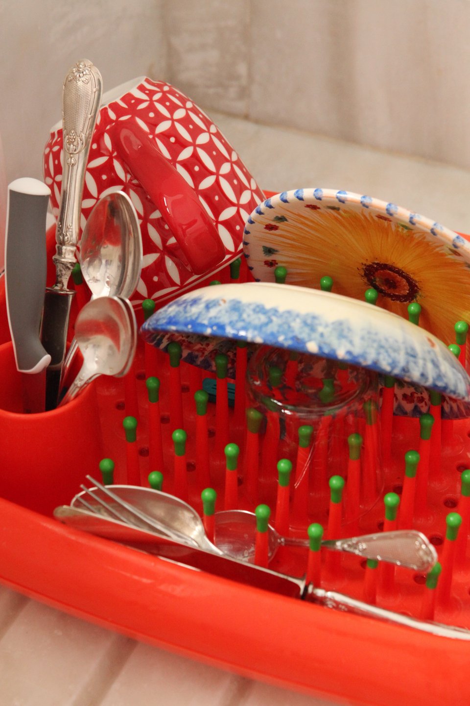 Η design πιατοθήκη στην κουζίνα / Φωτογραφία: Courtesy of George Carabellas