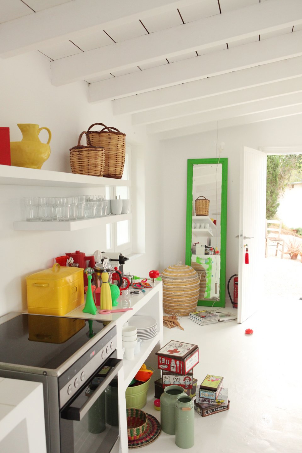 Η κουζίνα είναι λευκή με πολύχρωμα αξεσουάρ / Φωτογραφία: Courtesy of George Carabellas