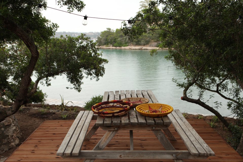 Τραπέζι για πικ-νικ με φόντο τη θάλασσα / Φωτογραφία: Courtesy of George Carabellas
