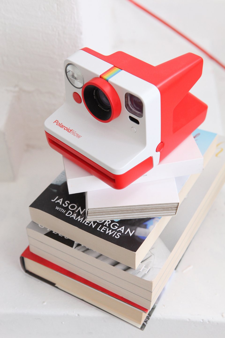 Η μηχανή πολαρόιντ και βιβλία του Γιώργου Καράμπελλα / Φωτογραφία: Courtesy of George Carabellas 