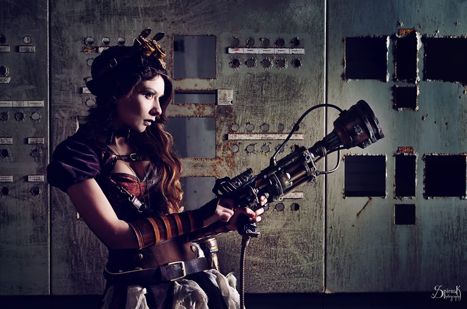 Η Ειρήνη (Irene Astral) και το steampunk όπλο της-ρούχα και όπλο, κατασκευή της ιδίας. Φωτογραφία Σπύρος Κακούρης, 2015.