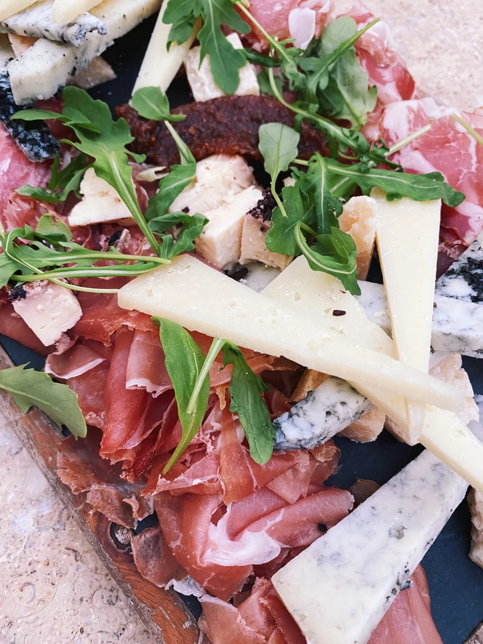 Πλατό ιταλικών τυριών και αλλαντικών.