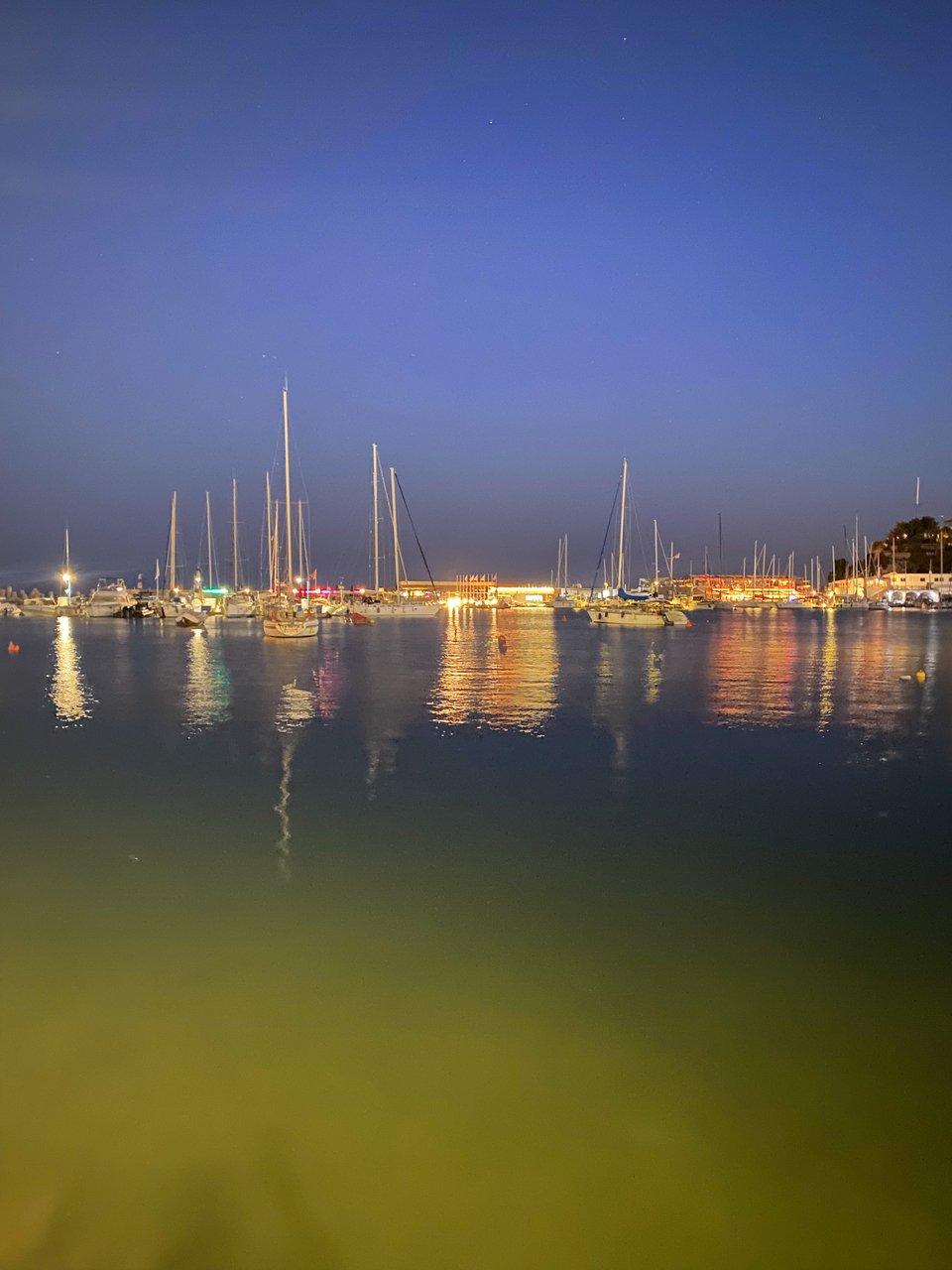 Η θέα στα ιστιοπλοϊκά του Μικρολίμανου  / Φωτογραφία: Μάνος Λειβαδάρος/iefimerida