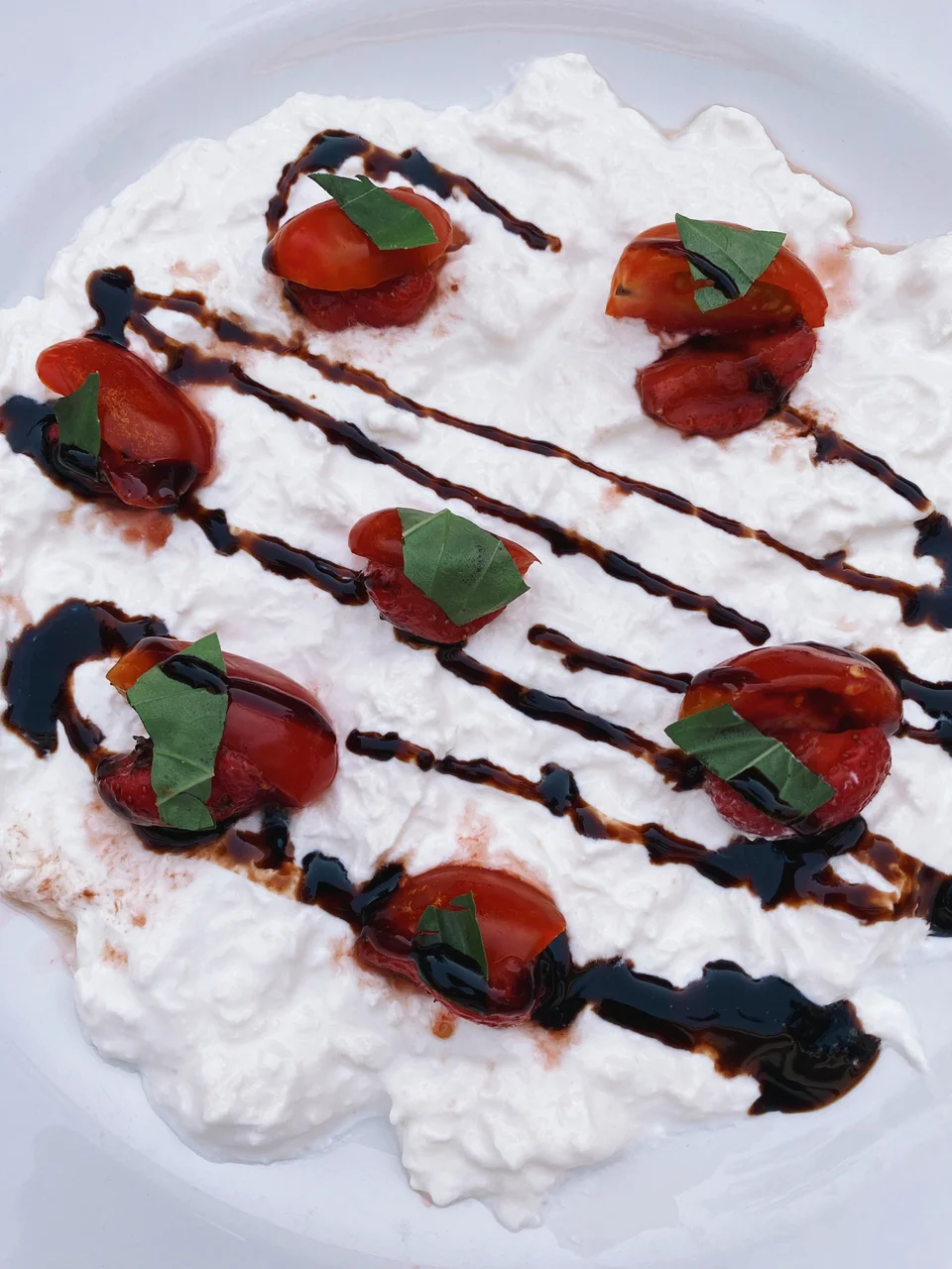 Buratta με ντοματίνια και φράουλες.