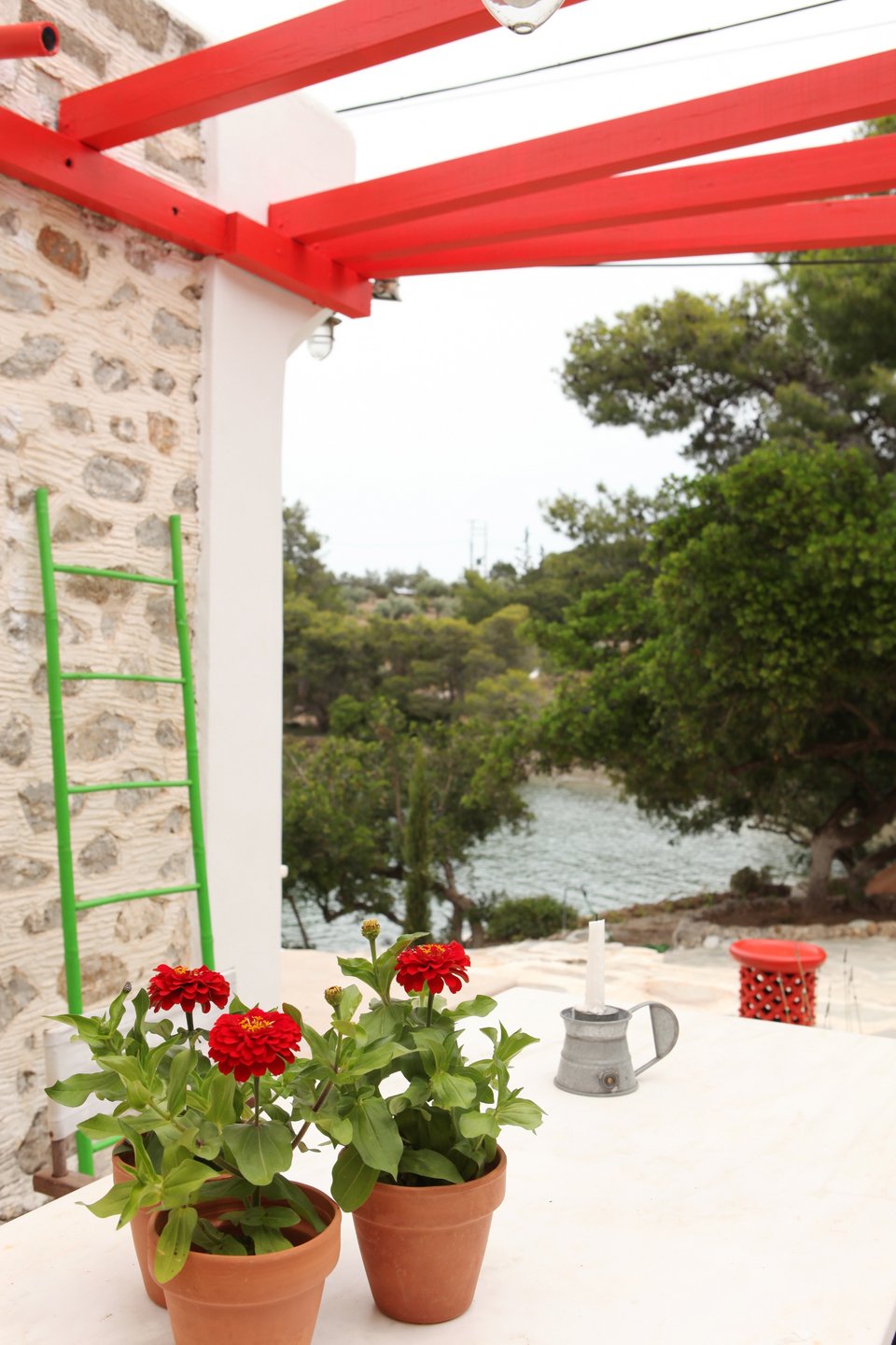 Άποψη από τον κήπο της κατοικίας / Φωτογραφία: Courtesy of George Carabellas