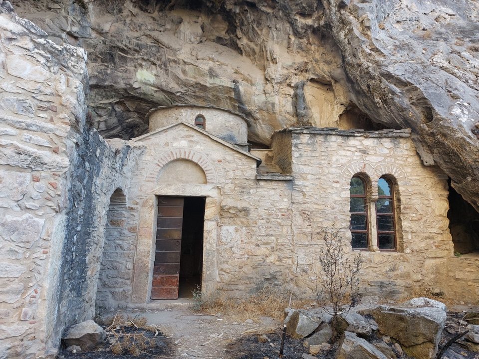Ναός σπηλαίου Αμώμων (Νταβέλη)