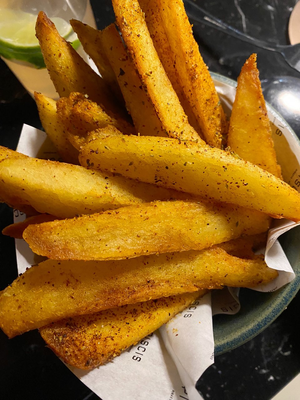 Οι χρυσαφένιες πατάτες τηγανητές του Piscis  / Φωτογραφία: Μάνος Λειβαδάρος/iefimerida