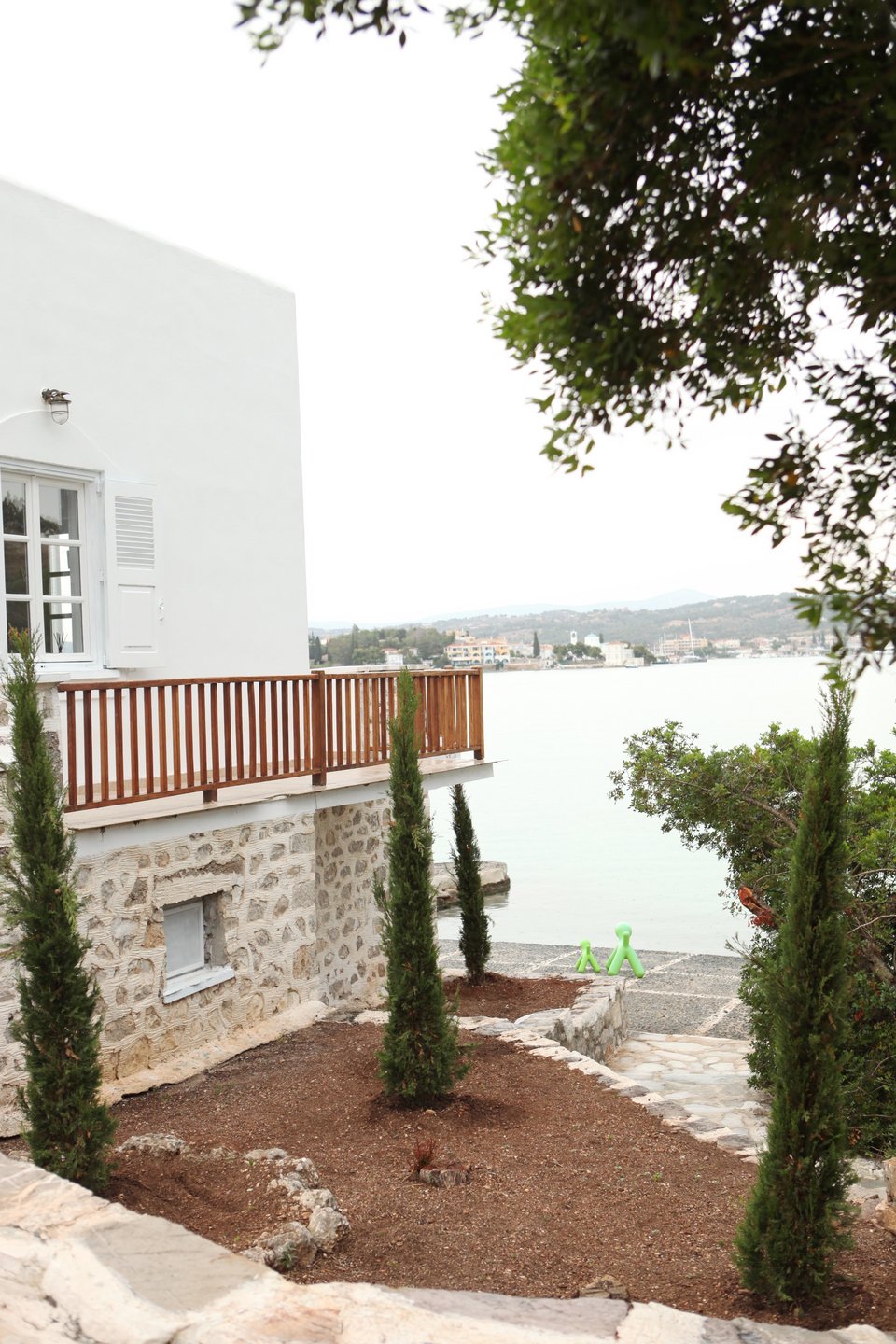 Το σπίτι απολαμβάνει θέα στον κόλπο του Πόρτο Χέλι / Φωτογραφία: Courtesy of George Carabellas