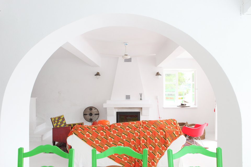 Το σαλόνι με το παραδοσιακό τζάκι / Φωτογραφία: Courtesy of George Carabellas