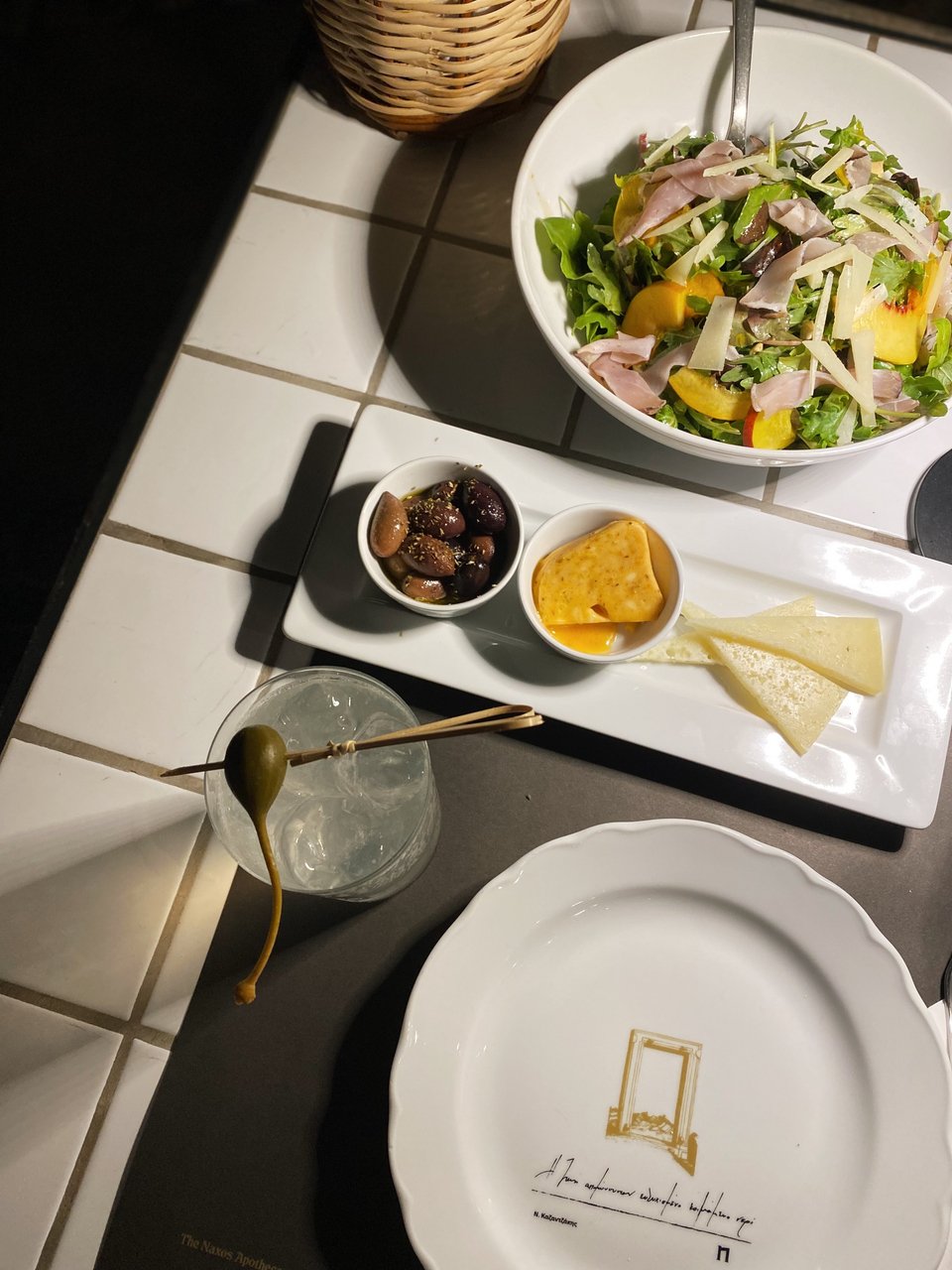 Το αρωματισμένο βούτυρο με ελληνικά βότανα αναδεικνύει το προζυμένιο τραγανό ψωμί  / Φωτογραφία: Μάνος Λειβαδάρος/iefimerida