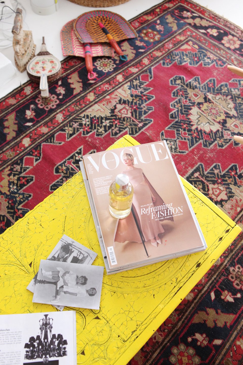 Περιοδικά πάνω στο μπαούλο που εκτελεί χρέη coffee table / Φωτογραφία: Courtesy of George Carabellas