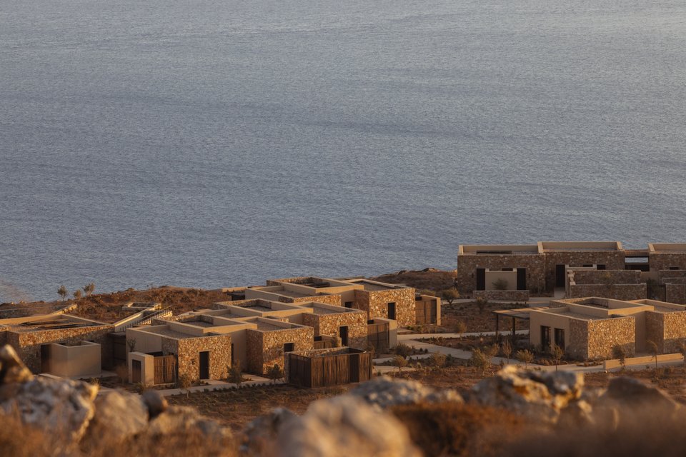 Το συγκρότημα εναρμονίζεται με το φυσικό περιβάλλον