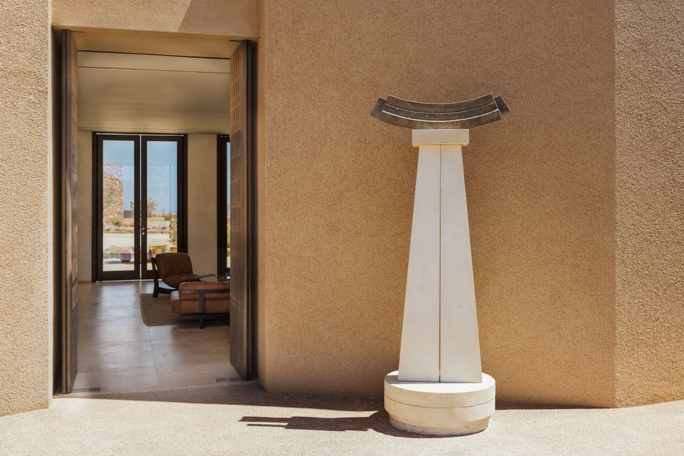 Η Τέχνη συνυπάρχει με το design αλλά και την άγρια ομορφιά του νησιού