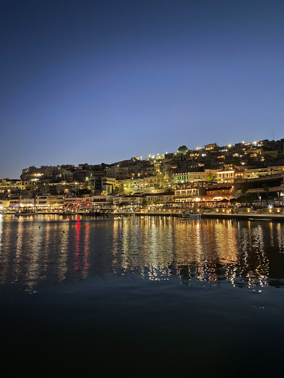 Ο φωτισμένος λόφος της Καστέλλας στο Μικρολίμανο / Φωτογραφία: Μάνος Λειβαδάρος/iefimerida