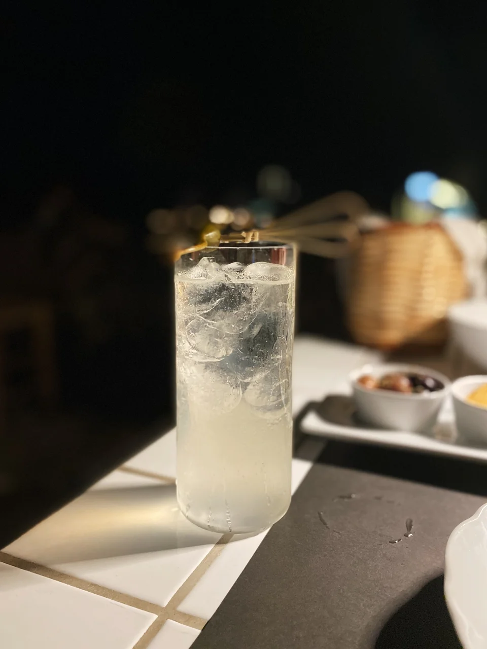 Κοκτέιλ με ελληνικό τζιν και μεσογειακά βότανα  / Φωτογραφία: Μάνος Λειβαδάρος/iefimerida