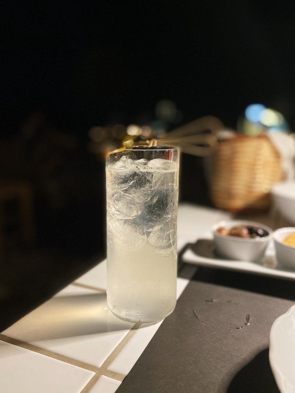 Κοκτέιλ με ελληνικό τζιν και μεσογειακά βότανα  / Φωτογραφία: Μάνος Λειβαδάρος/iefimerida