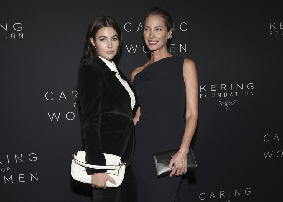Η Grace Burns, αριστερά και η μητέρα της,Christy Turlington