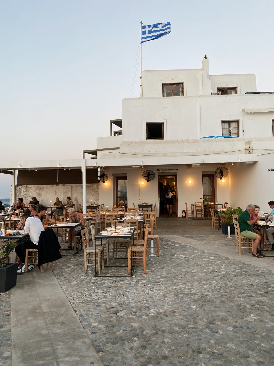Το λευκό νησιώτικο κτίριο που φιλοξενει στο ισόγειο το εστιατόριο και concept store The Naxos Apothecary Portara  / Φωτογραφία: Μάνος Λειβαδάρος/iefimerida