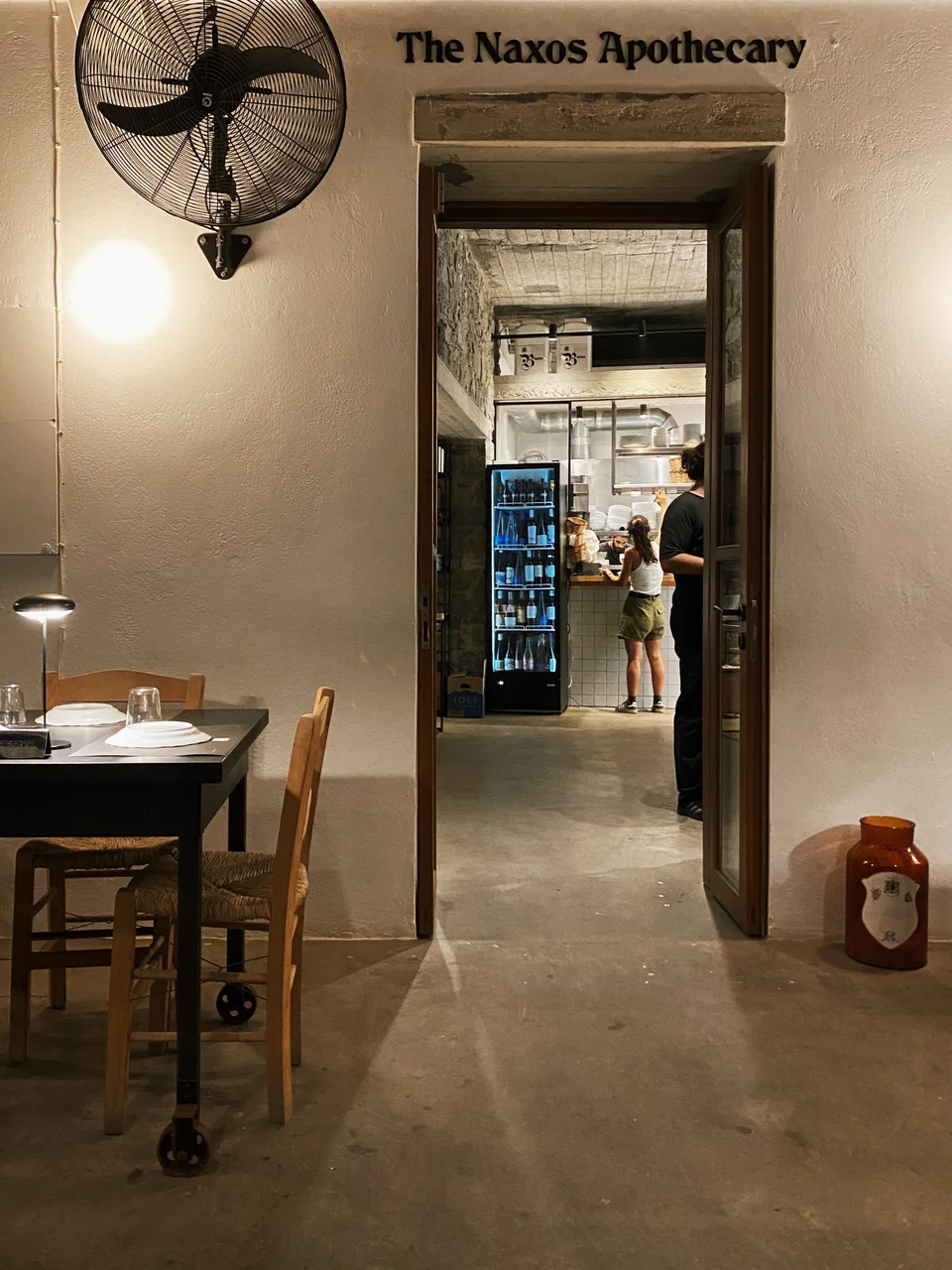 Η είσοδος του εστιατορίου Naxos Apothecary  / Φωτογραφία: Μάνος Λειβαδάρος/iefimerida