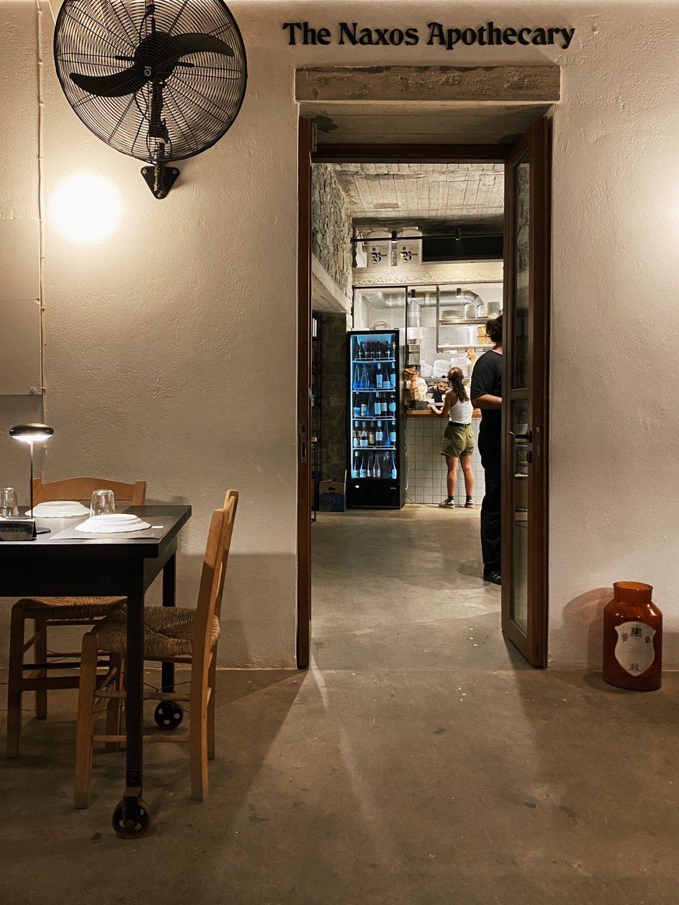 Η είσοδος του εστιατορίου Naxos Apothecary  / Φωτογραφία: Μάνος Λειβαδάρος/iefimerida
