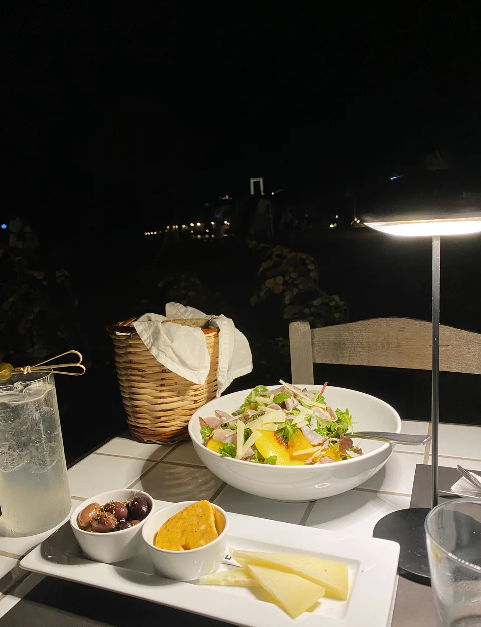 Τα τραπέζια βλέπουν ανεμπόδιστα στη φωτισμένη Πορτάρα  / Φωτογραφία: Μάνος Λειβαδάρος/iefimerida