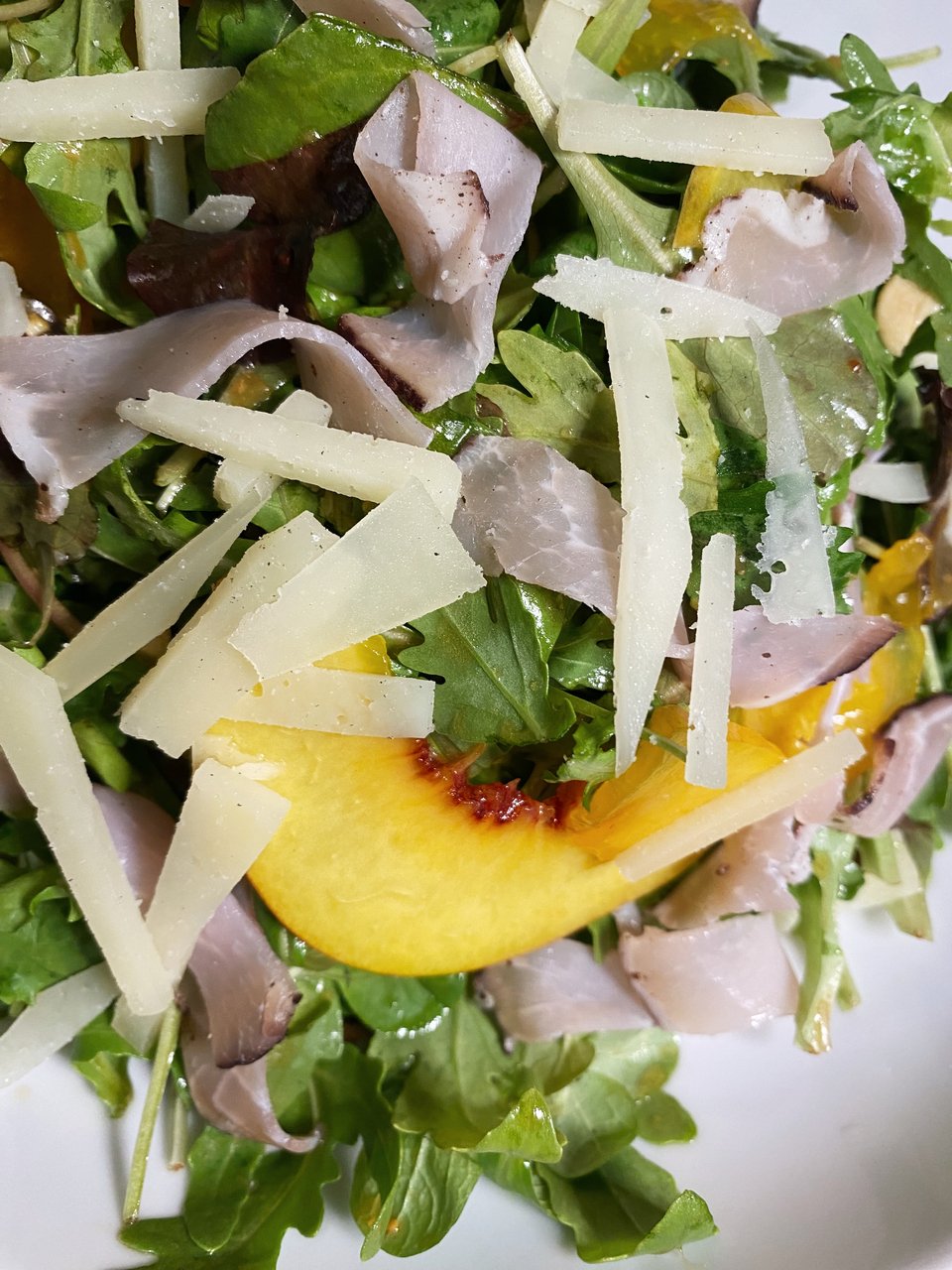 Σαλάτα με ροδάκινο και κίτρο  / Φωτογραφία: Μάνος Λειβαδάρος/iefimerida