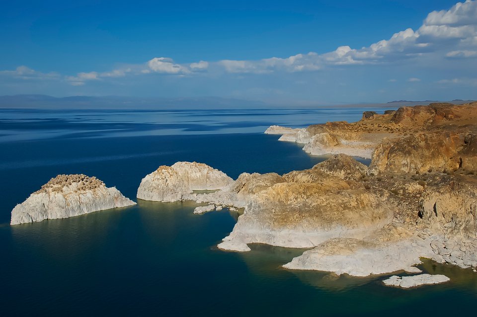 Βραχώδεις ακτές της ορεινής λίμνης Khyargas
