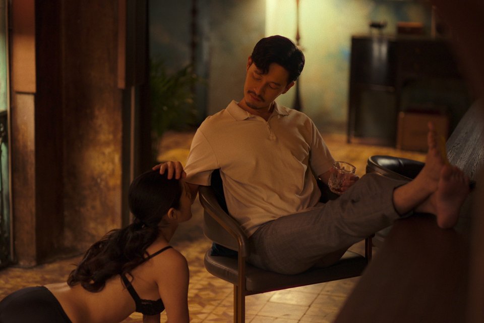 Ο μικρός γιος, αδίστακτος playboy που αρέσκεται σε σαδιστικά παιχνίδια με τις υπηρέτριες, παίρνει τα ηνία της εταιρείας παρουσιάζοντας πλαστή διαθήκη. 