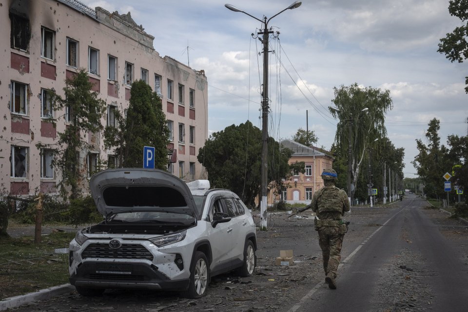 Ουκρανός στρατιώτης περιπολεί σε δρόμο της Σούντζα στη ρωσική περιφέρεια του Κουρσκ