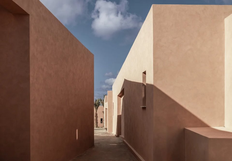 Τα σκιερά μονοπάτια ανάμεσα στις αυτόνομες σουίτες του ξενοδοχείου. 