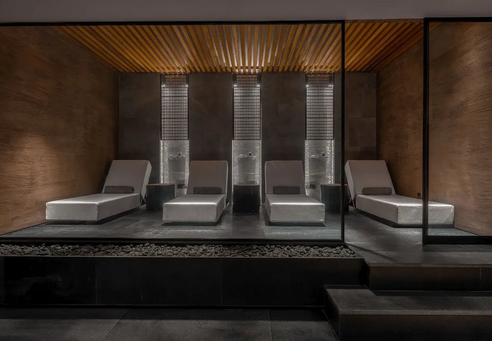 Σεζλόνγκ για θεραπείες ευεξίας στο Soma Spa του resort. 