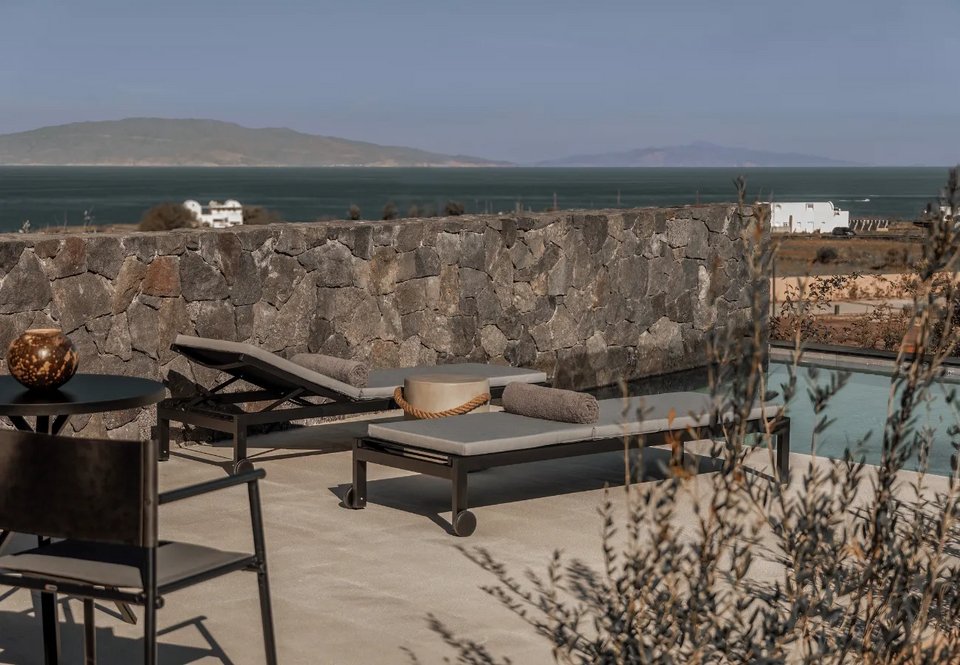 Ηφαιστειακή πέτρα ντύνει τις πεζούλες κάθε πισίνας. 