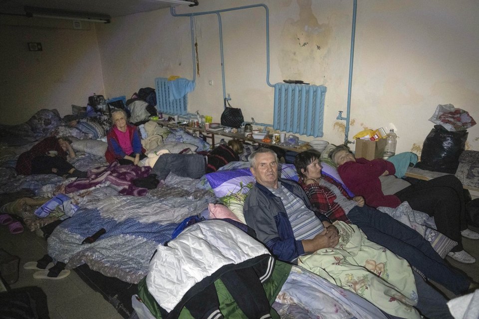 Κάτοικοι της Σούντζα σε υπόγειο κτιρίου