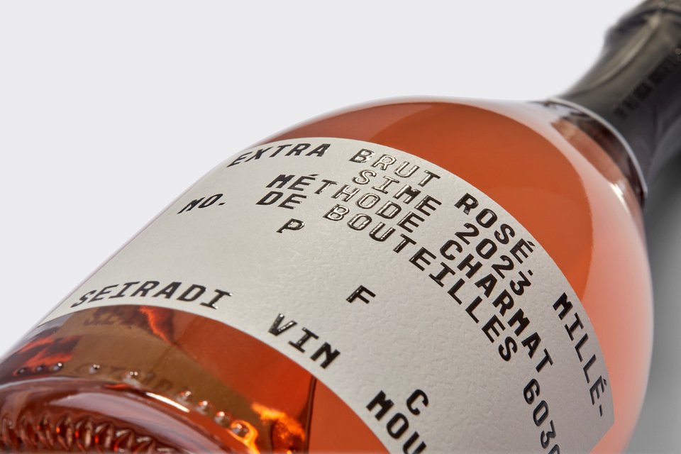 Το Seiradi Rosé Vin Mousseux Extra Brut εμπνέεται από τη γαλλική, οινοποιητική κουλτούρα παραγωγής αφρώδους οίνου (Vin Mousseux), αξιοποιώντας στο έπακρο την παραγωγή των Παριανών αμπελουργών