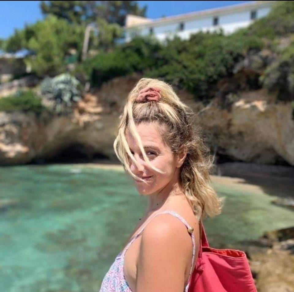 Η ηθοποιός σε μια από τις παραλίες του νησιού