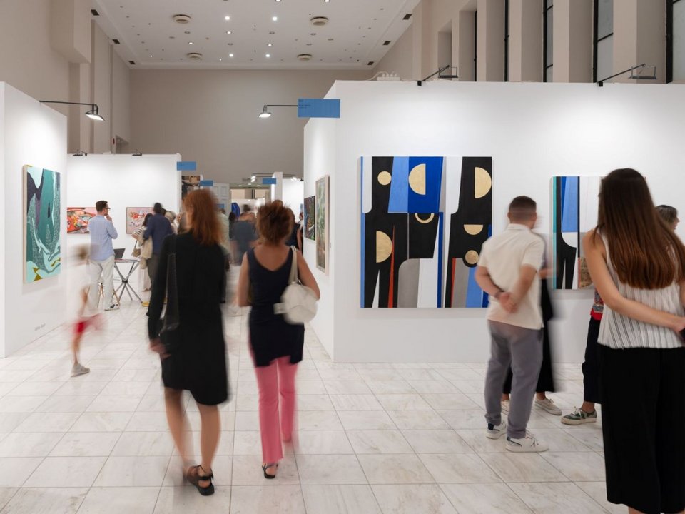 Η Art Athina διοργανώνεται από τον Πανελλήνιο Σύνδεσμο Αιθουσών Τέχνης, σε παραγωγή της εταιρείας BeBest. Η εκδήλωση έχει ενταχθεί στο Περιφερειακό Πρόγραμμα «Αττική 2021-2027»