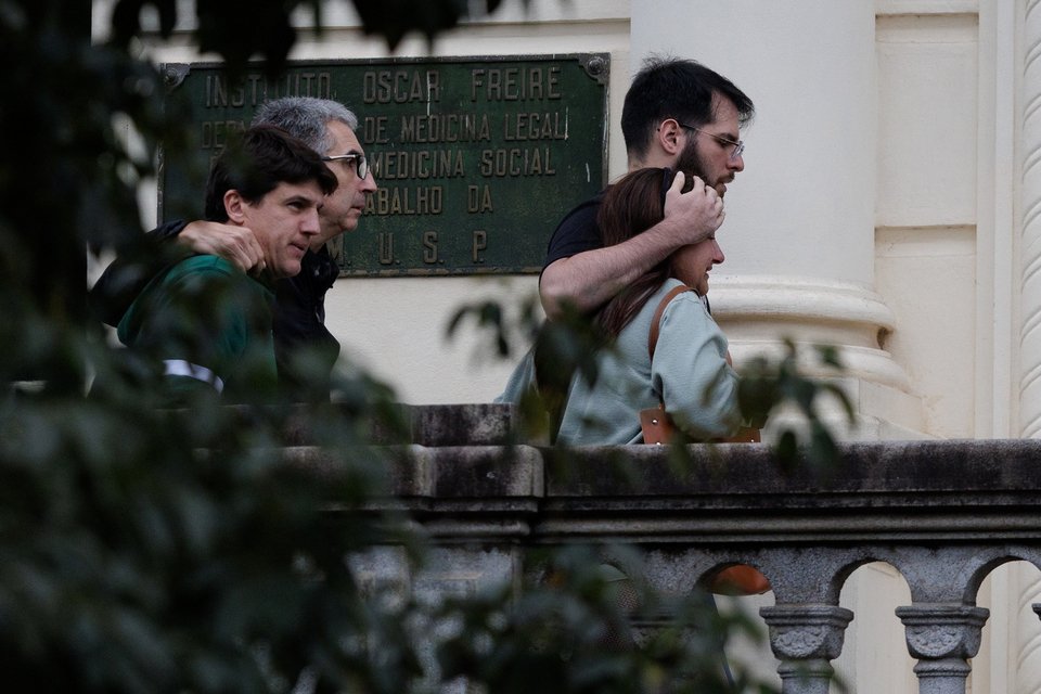Συγγενείς των θυμάτων στο νεκροτομείο για την αναγνώριση των πτωμάτων