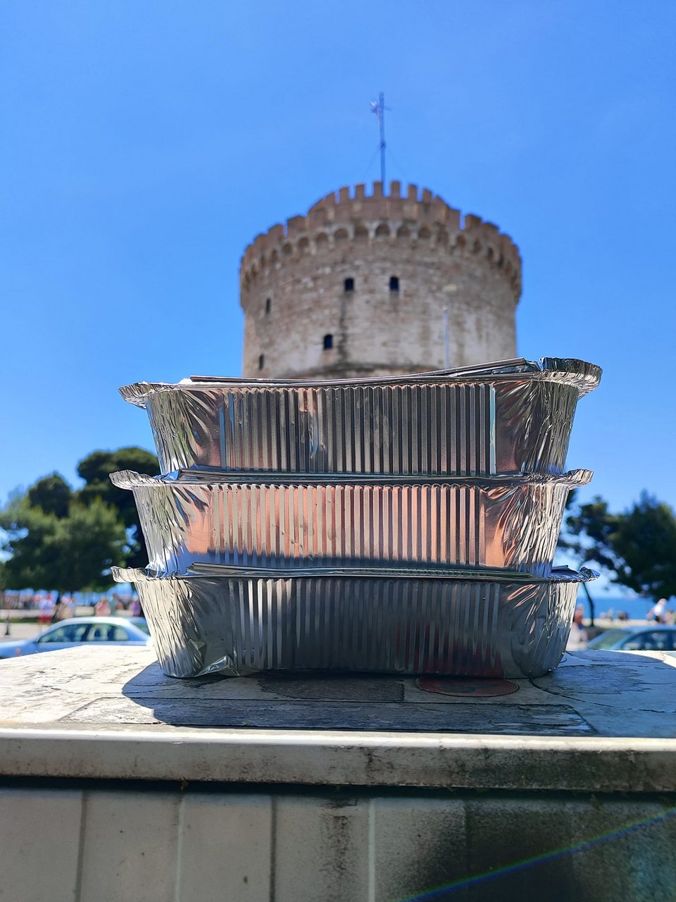 Για σήμερα, το μενού περιλαμβάνει μουσακά, τσουρέκι και φρούτα