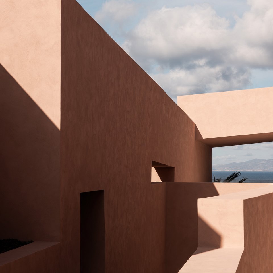 Οι γεωμετρικές αυστηρές γωνίες κυριαρχούν στον σχεδιασμό του Domes Novos Santorini Resort. 