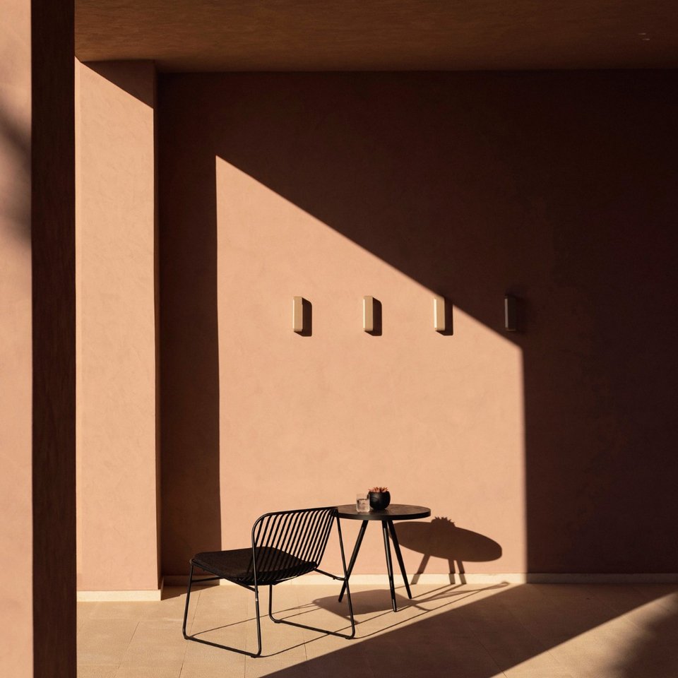 Σκιές, ντιζάιν και ο τόνος της κυρίαρχης τερακότας. 