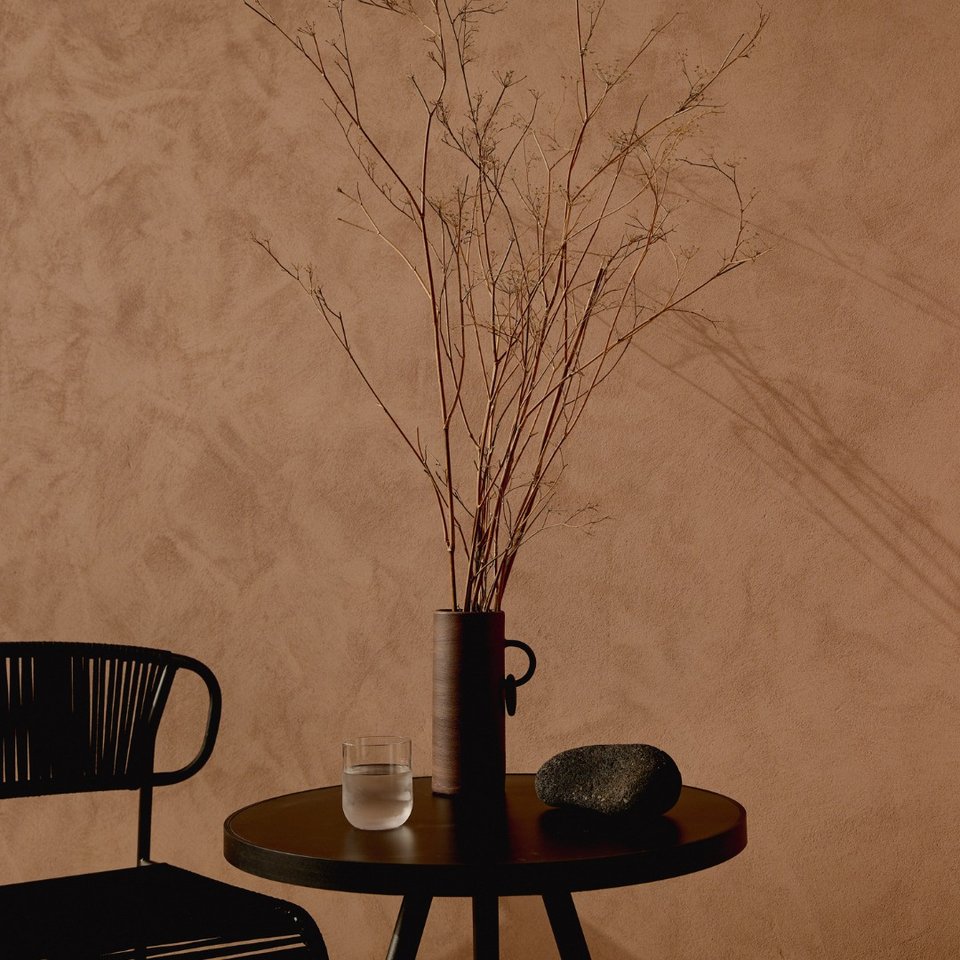 Η διακόσμηση υιοθετεί μια γήινη παλέτα. 