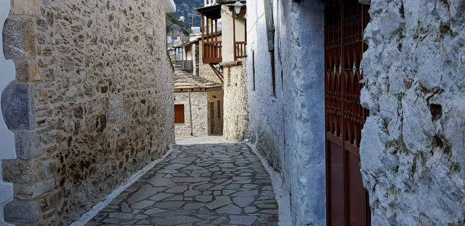 Μέσα στα σοκάκια του χωριού/ Φωτογραφία: Shutterstock