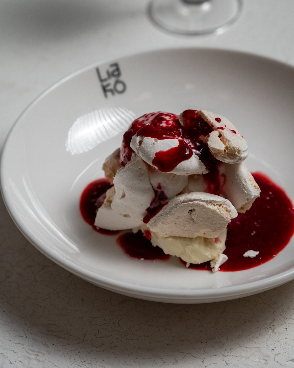 Πάβλοβα από τον pastry chef Ιωάννη Καλντάνη / Φωτογραφία: liako_syros/Instagram