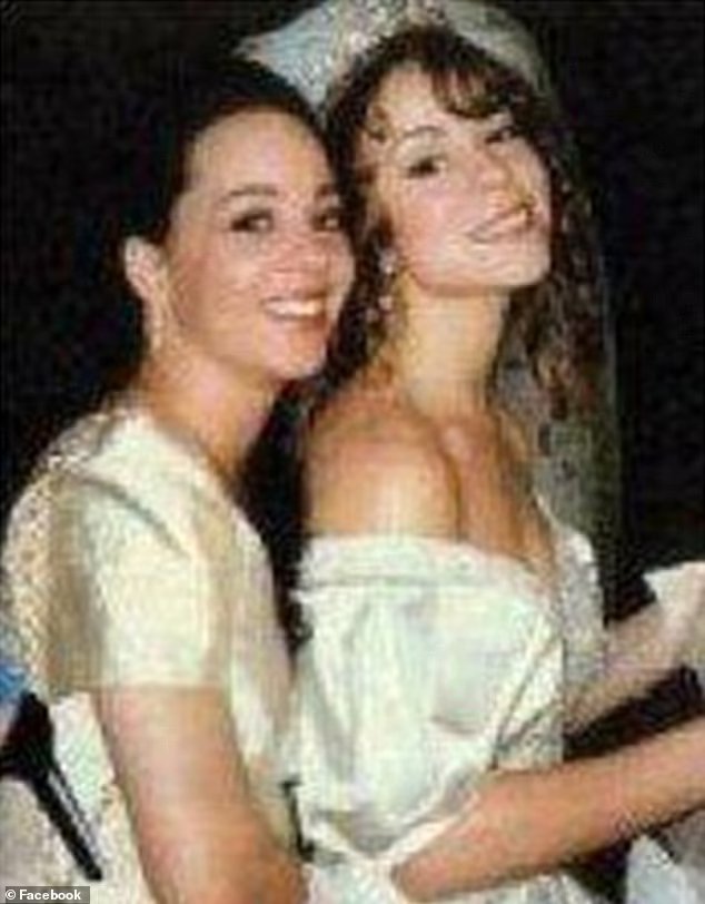 Η Mariah με την αδελφή της στον γάμο της τραγουδίστριας με τον Tommy Mottola το 1993